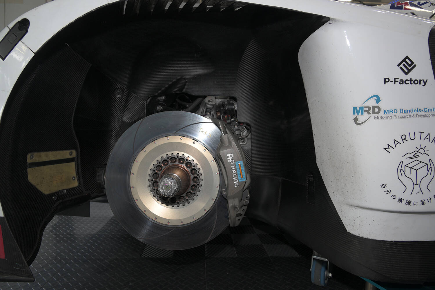 「オネーサン」でバズったスーパーGT参戦チーム「BMW Team Studie」のドライバーに直撃！　新型車両「M4 GT3」ってどんなマシン？