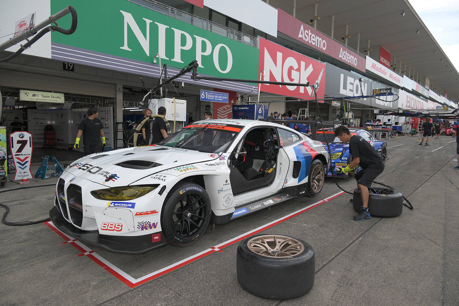 「オネーサン」でバズったスーパーGT参戦チーム「BMW Team Studie」のドライバーに直撃！　新型車両「M4 GT3」ってどんなマシン？