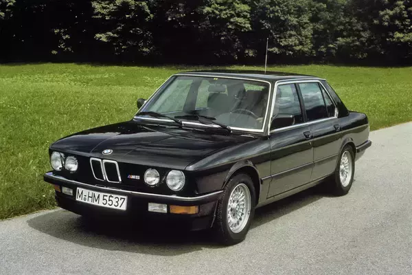 「スーパーカーだらけのなか「俺だけセダンかよ」……からの踏んだ瞬間「最高」！　あらゆる自動車に乗りまくっているプロが「超個人的に思い入れのあるクルマ」【石橋　寛編】」の画像