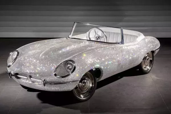 「あぁセレブの家に生まれたかった！　ジャガーとランボルギーニの「キッズカー」が想像を絶する中身と値段だった」の画像