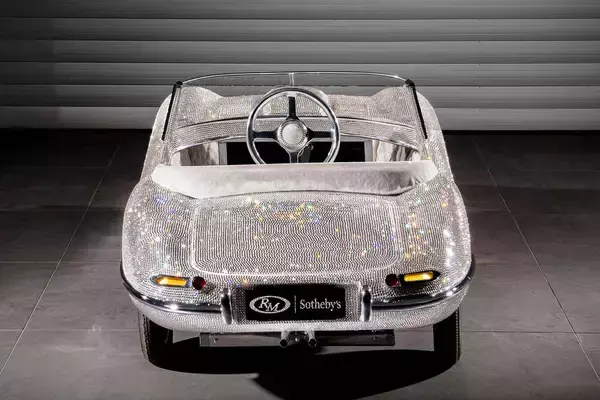 「あぁセレブの家に生まれたかった！　ジャガーとランボルギーニの「キッズカー」が想像を絶する中身と値段だった」の画像