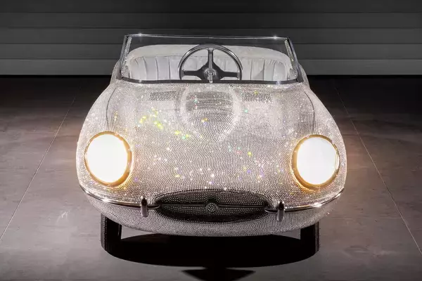 「あぁセレブの家に生まれたかった！　ジャガーとランボルギーニの「キッズカー」が想像を絶する中身と値段だった」の画像