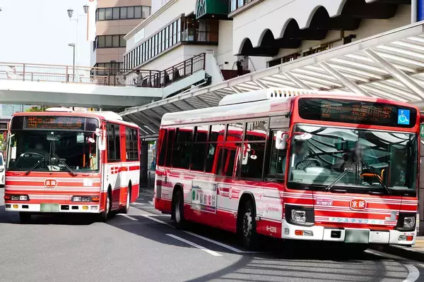 「タクシーもトラックもバスも運転士不足で人の奪い合い！　なり手を増やす鍵は「精神的な負担の軽減」にある」の画像