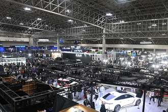 ランクルミニかと思ったら……ハイラックスチャンプじゃん！　群馬トヨタが日本で走れないトラックを展示したワケ