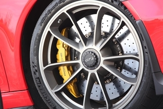 よくみりゃクルマによって違うじゃん！　ブレーキキャリパーの取り付け位置が前だったり後ろだったりするワケ