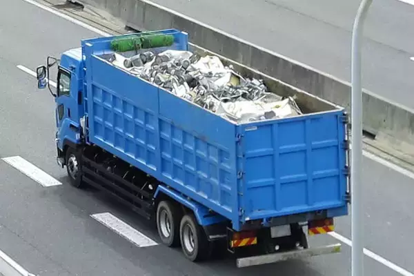 産廃業者の不法投棄は排出業者の責任に！　産廃業者に課せられる厳しいルールと運搬トラックの種類