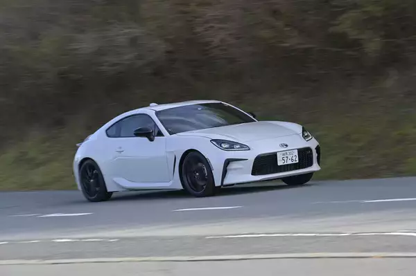 「【試乗】トヨタもスバルも個性を妥協せずに料理！　86＆BRZは公道でも違いは明確だった」の画像