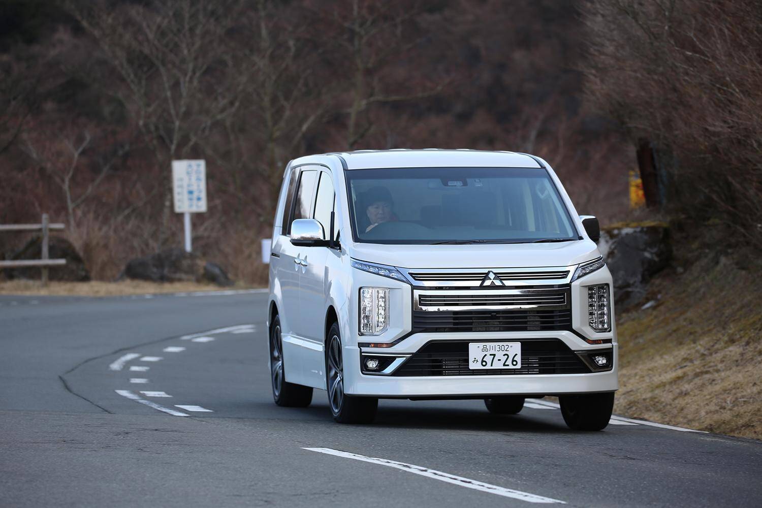 シーマにフーガにレジェンドなどが消え国産セダンの危機！　レーシングドライバーが「セダン不要説」に異を唱えるワケ