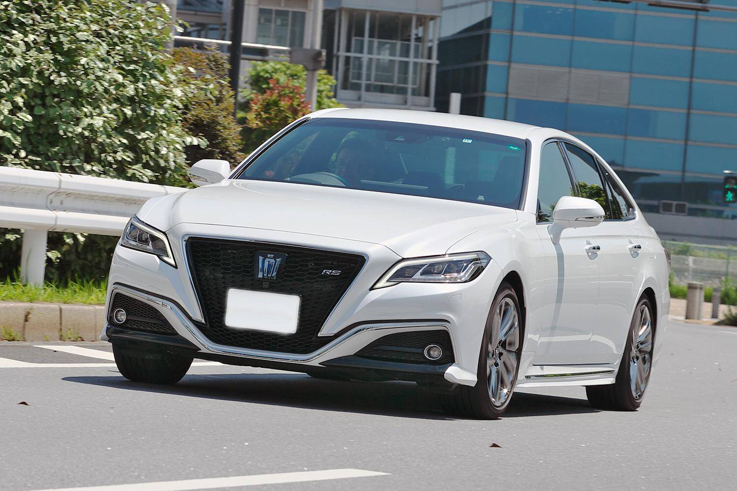 シーマにフーガにレジェンドなどが消え国産セダンの危機！　レーシングドライバーが「セダン不要説」に異を唱えるワケ