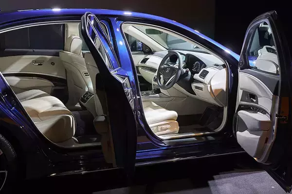 「シーマにフーガにレジェンドなどが消え国産セダンの危機！　レーシングドライバーが「セダン不要説」に異を唱えるワケ」の画像