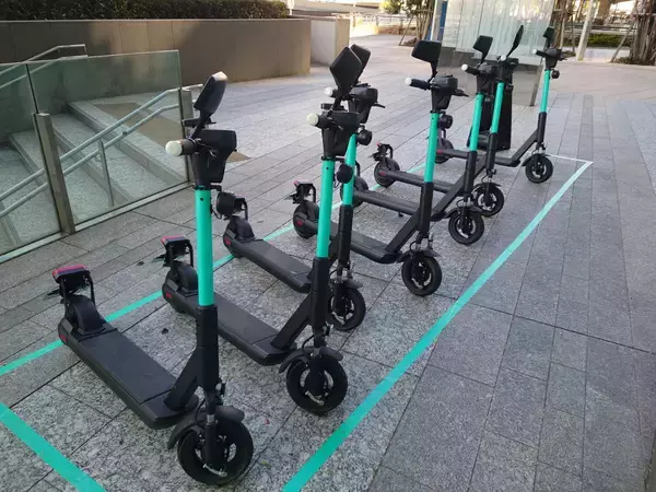 「勘違いしたユーザーが「検挙」されるケースもあり！　電動キックボードはいま「どう乗れば」合法なのか？」の画像