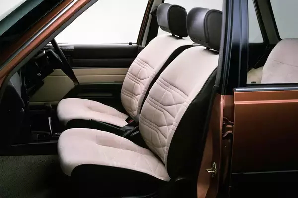 ストレートすぎる車名！　若いサーファーにターゲットを絞った「カリーナサーフ」はまさに青春の１台だった