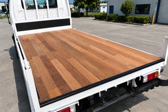 トラックの荷台の床を見たら……「木」ってなんで？　令和の時代でもあえて「木の板」が使われるワケ