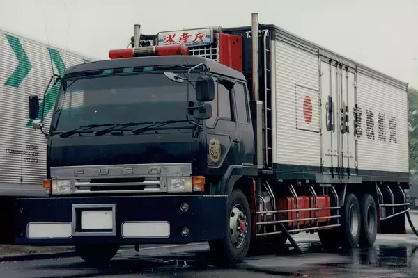 いまデコトラ乗りが命をかけるボディ＆シャシー塗装！　乗用車とはまったく違う「色の流行」が存在する!!