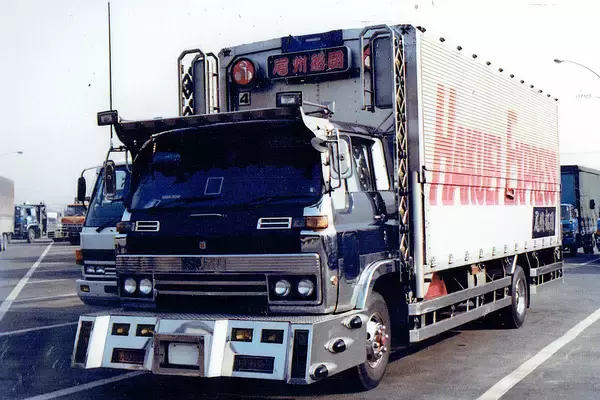 「いまデコトラ乗りが命をかけるボディ＆シャシー塗装！　乗用車とはまったく違う「色の流行」が存在する!!」の画像