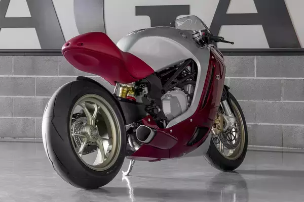 「クルママニアの皆さま「知ってた？」　ロータス・アストン・フェラーリの名を冠した「バイク」が存在した！」の画像