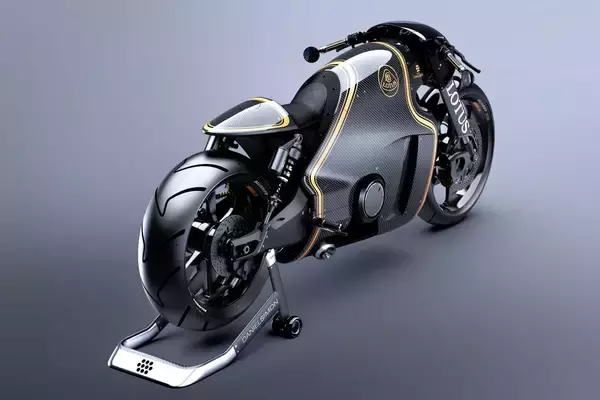 「クルママニアの皆さま「知ってた？」　ロータス・アストン・フェラーリの名を冠した「バイク」が存在した！」の画像