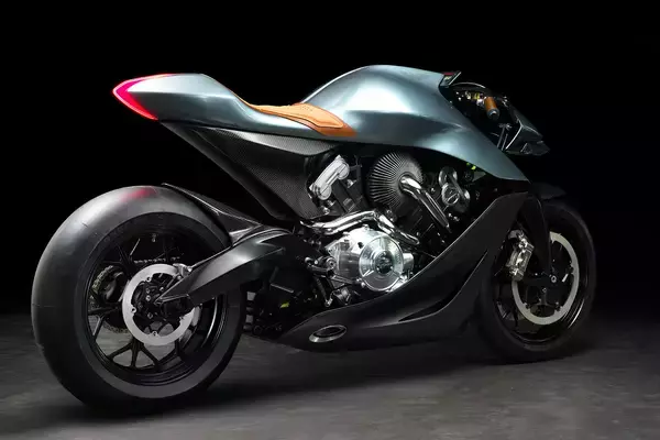 「クルママニアの皆さま「知ってた？」　ロータス・アストン・フェラーリの名を冠した「バイク」が存在した！」の画像