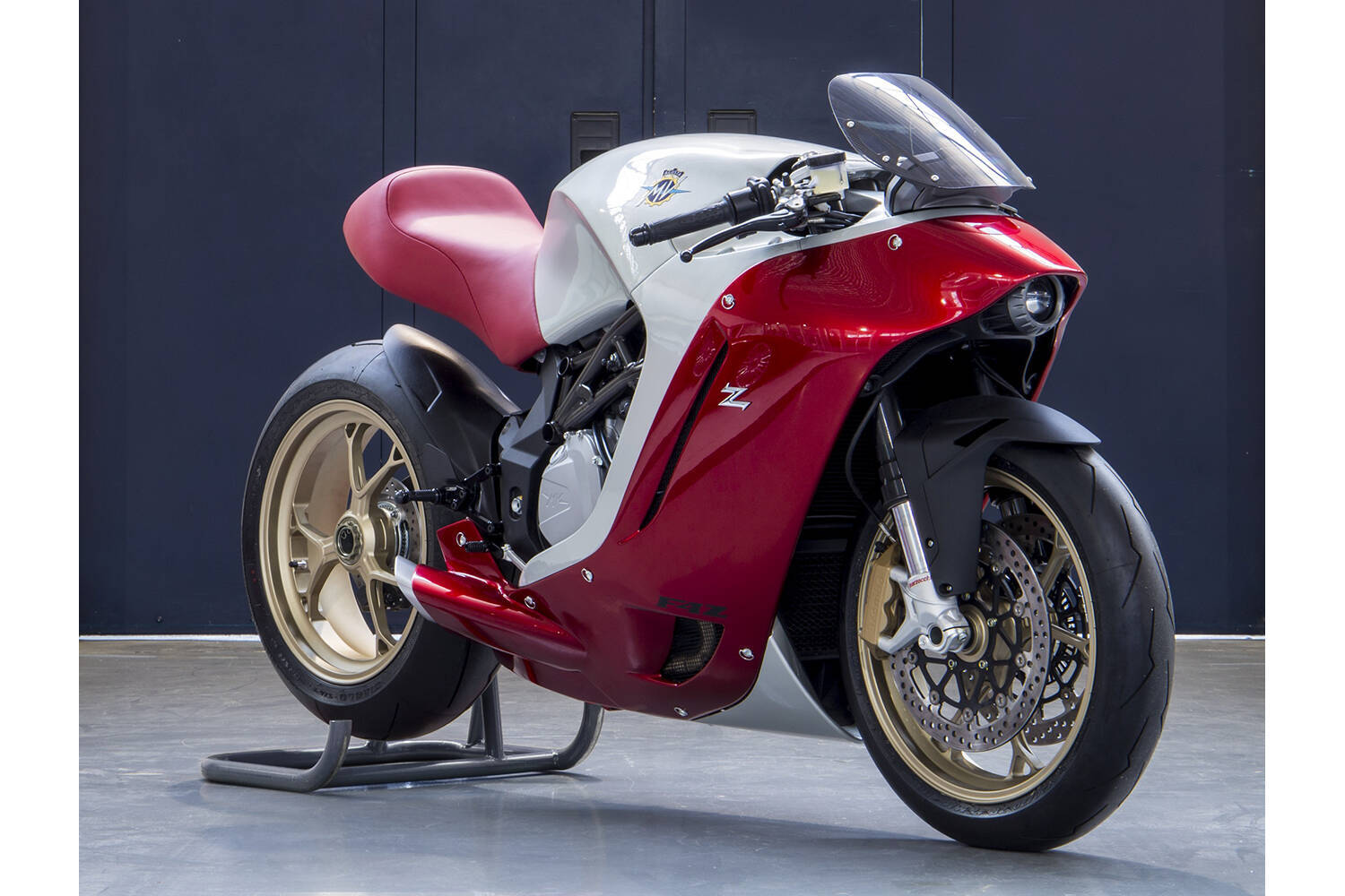 クルママニアの皆さま「知ってた？」　ロータス・アストン・フェラーリの名を冠した「バイク」が存在した！