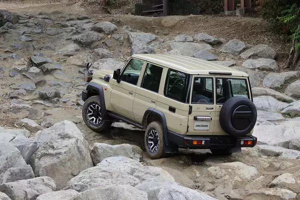 「【試乗】ランドクルーザー300と250と70に超絶悪路で一気乗り！　泥濘地も岩場も生活道路になってしまう衝撃の走破性に感動しかない!!」の画像