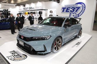 名作「TE37」の30周年を記念してレーシングホイール20点を一挙展示！　RAYSホイールの進化の歴史と本物の強さを体感せよ【大阪オートメッセ2026】