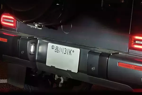 「「Ｉ」や「Ｏ」は使用されない！　最近見かける「アルファベット」入りのナンバープレートって何？」の画像