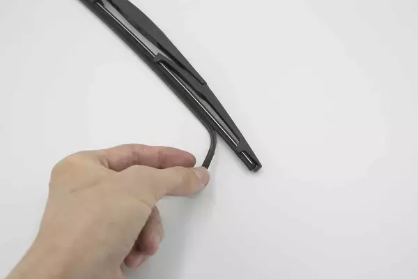 「雨だっ！　ワイパーを……って全然拭けないじゃん！　出先でパニクらないよう梅雨入り前に必ず「ワイパーチェック」を実施すべし!!」の画像