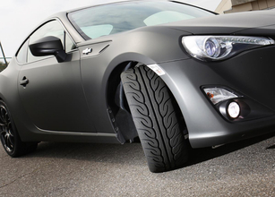 駐車中なのにクルマが傷むってマジか！　「ハンドルを切ったまま」「斜めの場所」「輪留めに当てたまま」クルマの寿命を縮める駐車習慣