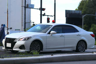 一般車にまぎれて取り締まるパトカー！　高速隊の「覆面車両」を見破る手段はあるのか？