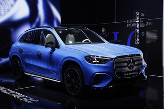 新型メルセデス・ベンツGLCの見どころは話題の発光グリルだけじゃない！　インパネ幅いっぱいの39.1インチMBUXスーパースクリーンがデカすぎだった【ジャパンモビリティショー2025】