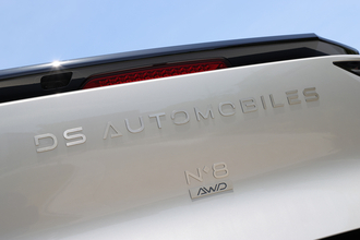 【試乗】世界のどこにもライバル不在の「我が道」っぷり！　これがフランスの高級車「DS N°8」だ!!