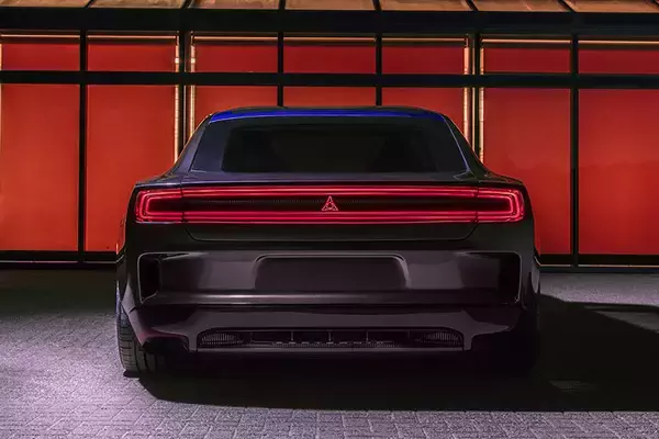 「EVなのにエンジン音を「耳が壊れる」ぐらいの爆音で垂れ流し！　ダッジのコンセプトEVが「おバカなカッコ良さ」全開だった」の画像