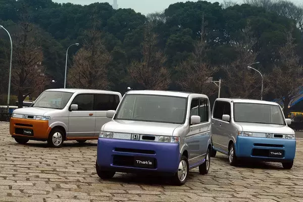 「オシャレが１周回って事故車みたいな見た目に！　トールボディなのに２人乗り！　メーカー入魂の軽３台が個性的すぎて笑う」の画像