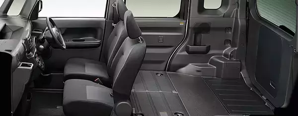 「オシャレが１周回って事故車みたいな見た目に！　トールボディなのに２人乗り！　メーカー入魂の軽３台が個性的すぎて笑う」の画像