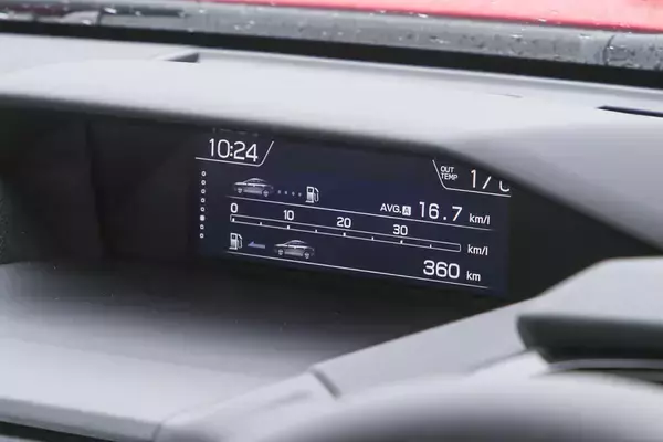 「10年前は自動車メーカーが「0.1km/L」の違いを猛烈にアピール！　注目は薄れたけど今「最高燃費」を誇るクルマとは」の画像