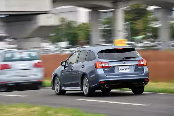 「10年前は自動車メーカーが「0.1km/L」の違いを猛烈にアピール！　注目は薄れたけど今「最高燃費」を誇るクルマとは」の画像