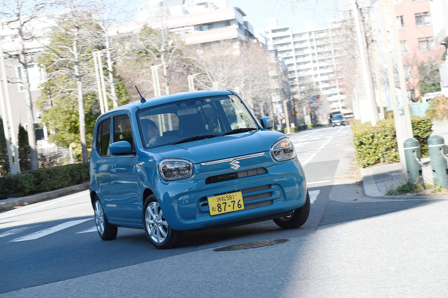10年前は自動車メーカーが「0.1km/L」の違いを猛烈にアピール！　注目は薄れたけど今「最高燃費」を誇るクルマとは