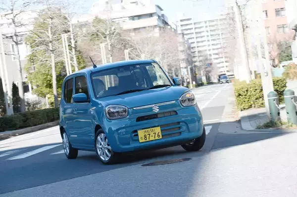 「10年前は自動車メーカーが「0.1km/L」の違いを猛烈にアピール！　注目は薄れたけど今「最高燃費」を誇るクルマとは」の画像