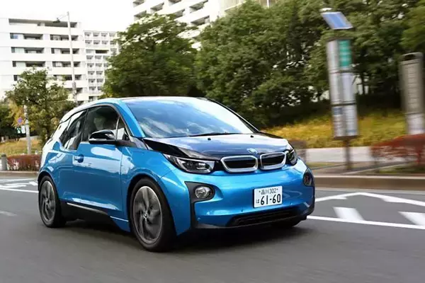 「10年前は自動車メーカーが「0.1km/L」の違いを猛烈にアピール！　注目は薄れたけど今「最高燃費」を誇るクルマとは」の画像