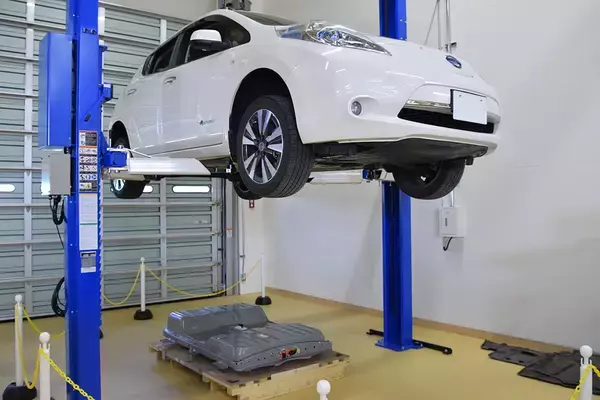 「10年前は自動車メーカーが「0.1km/L」の違いを猛烈にアピール！　注目は薄れたけど今「最高燃費」を誇るクルマとは」の画像