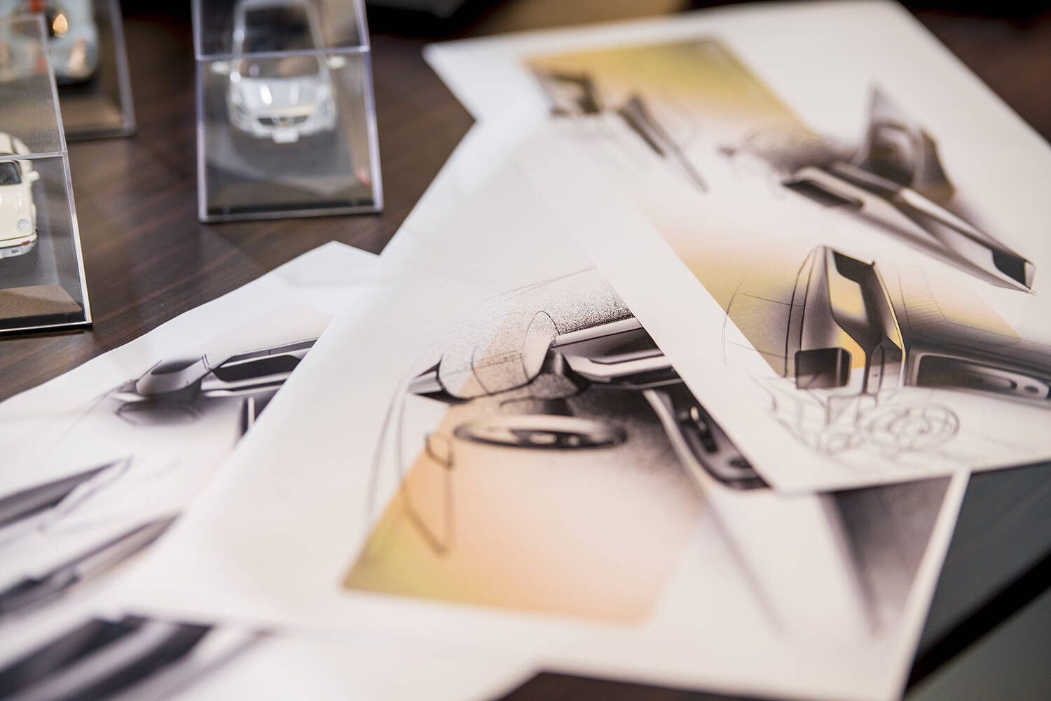 インテリアの「素材調達」も範疇！　知られざる「カーデザイナー」の仕事とは