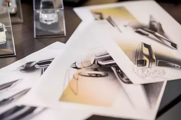 「インテリアの「素材調達」も範疇！　知られざる「カーデザイナー」の仕事とは」の画像