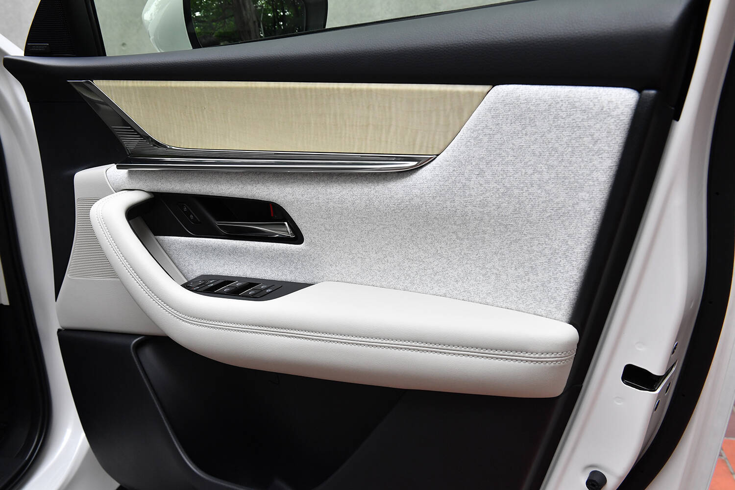 インテリアの「素材調達」も範疇！　知られざる「カーデザイナー」の仕事とは