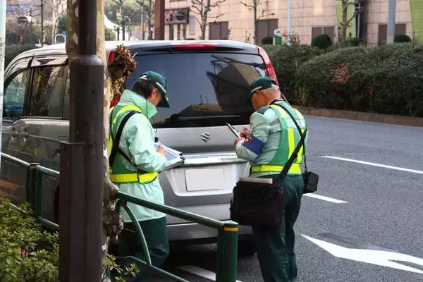 「いい訳に耳を貸さない「冷徹さ」を感じる……ってそりゃ当たり前！　駐車違反を取り締まる「緑の人」の中身とは」の画像