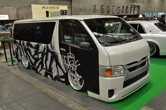 着地した姿はまるで箱！　フレームを切り貼りしてフルカスタムしたAMENDのハイエースは職人技が光る宝石箱だった【大阪オートメッセ2026】