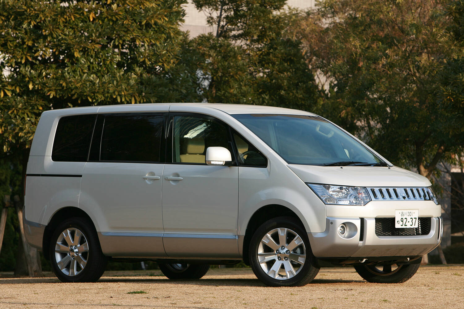 デリカ「ミニ」登場で注目度マシマシ！　三菱にしか作れない最強ミニバン52年の歴史を一気見せ