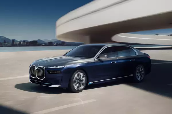 31.1インチの8Kディスプレイと40スピーカーの衝撃！　BMW ７シリーズ「ザ・ファースト・エディション」をオンラインで先行受注開始