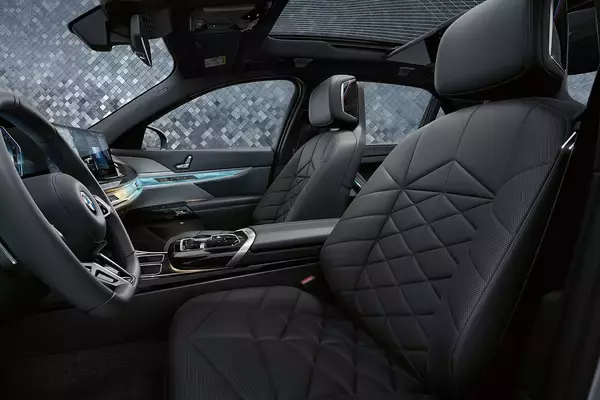 「31.1インチの8Kディスプレイと40スピーカーの衝撃！　BMW ７シリーズ「ザ・ファースト・エディション」をオンラインで先行受注開始」の画像