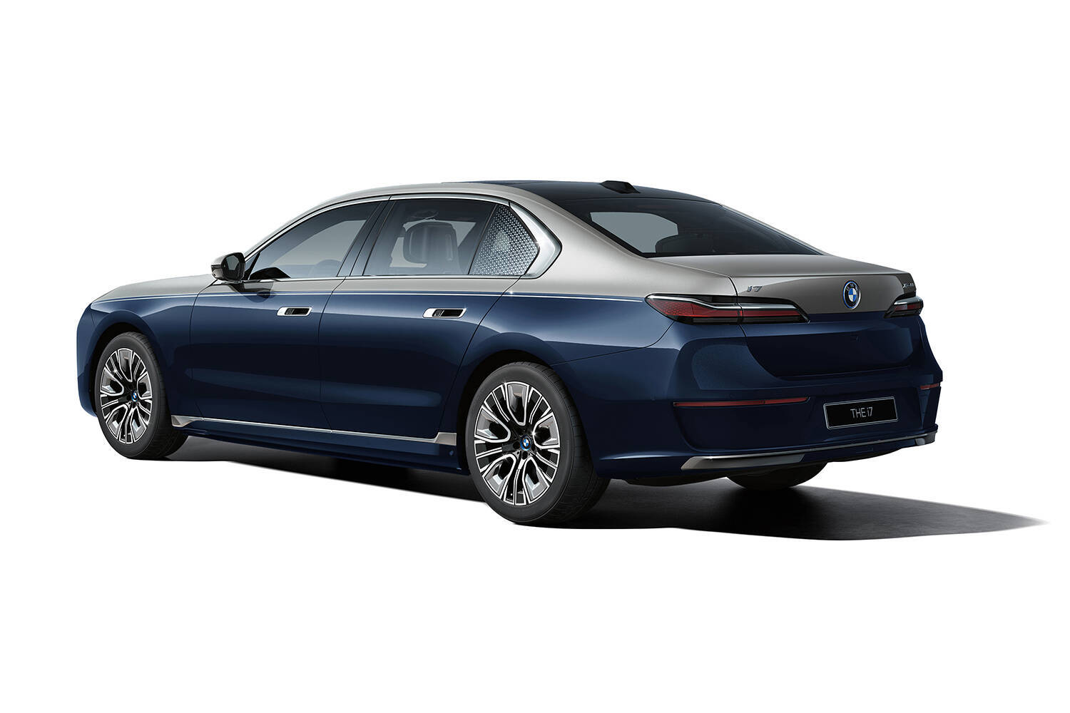 31.1インチの8Kディスプレイと40スピーカーの衝撃！　BMW ７シリーズ「ザ・ファースト・エディション」をオンラインで先行受注開始