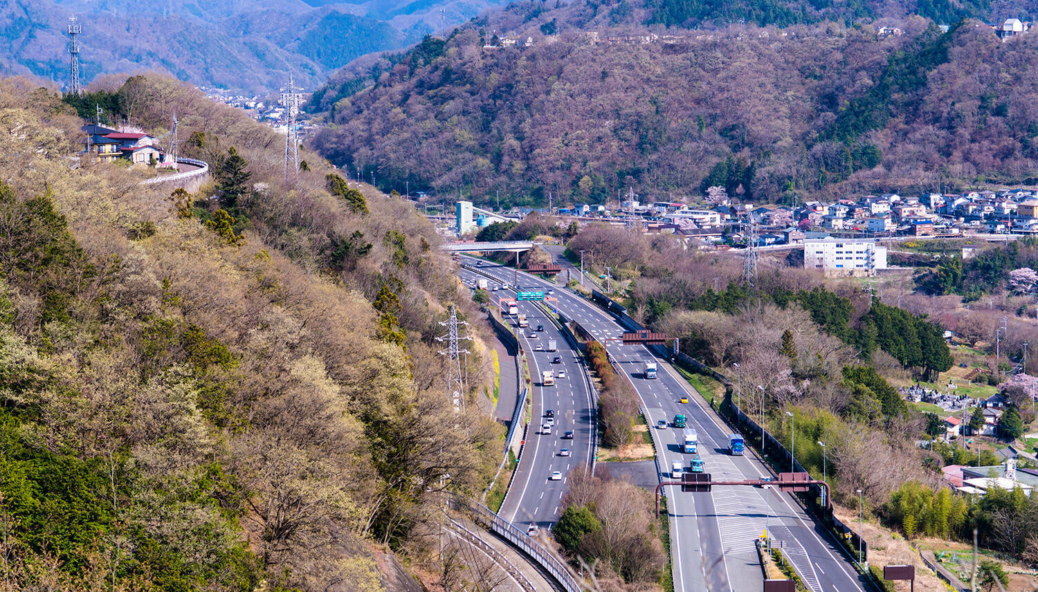 ナビどおりでいい？　通過時間に差はない？　高速道路にたまにある「右ルート」「左ルート」はドッチを走るべきか考えてみた